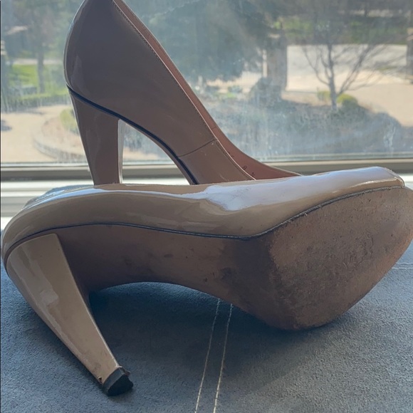 Stuart Weitzman nude peep toe pumps. Size 38.5 - Picture 6 of 7